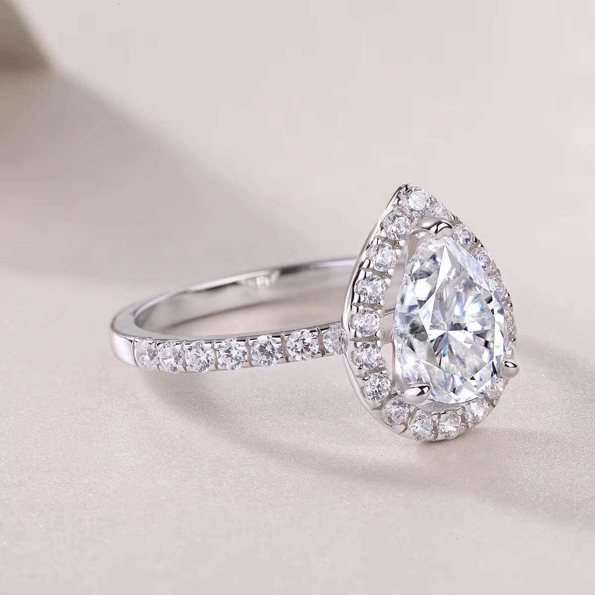Sevena Fashion White Gold Plated 925 Sterling Silver VVS Tear Drop Moissanite Pear Shape Moissanite Engagement Ring for Women