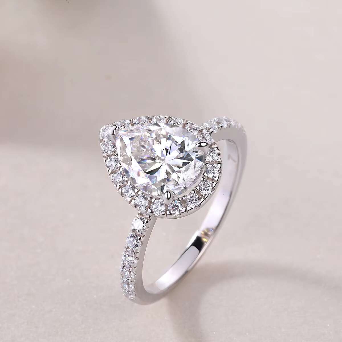 Sevena Fashion White Gold Plated 925 Sterling Silver VVS Tear Drop Moissanite Pear Shape Moissanite Engagement Ring for Women