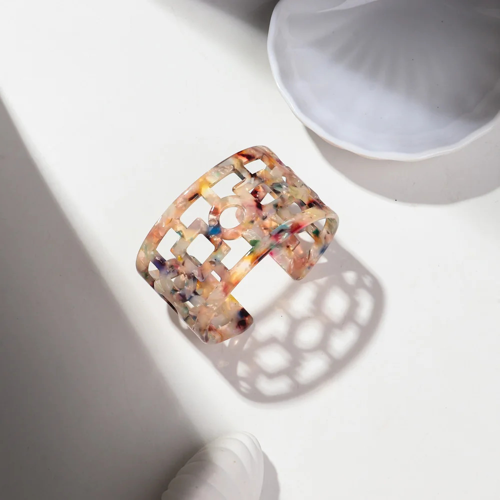 Bohemian Acrylic Hollow Acetic Acid Wide Opening Cuff Bracelet Suitable for Women Bohemian Resin Skeleton Pattern Bracelet Jewelry 250425