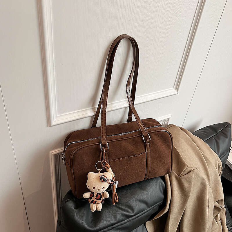 Korean style retro Boston bag for women, autumn large capacity commuting frosted single shoulder armpit bag, 2025 new style, unique and elegant temper