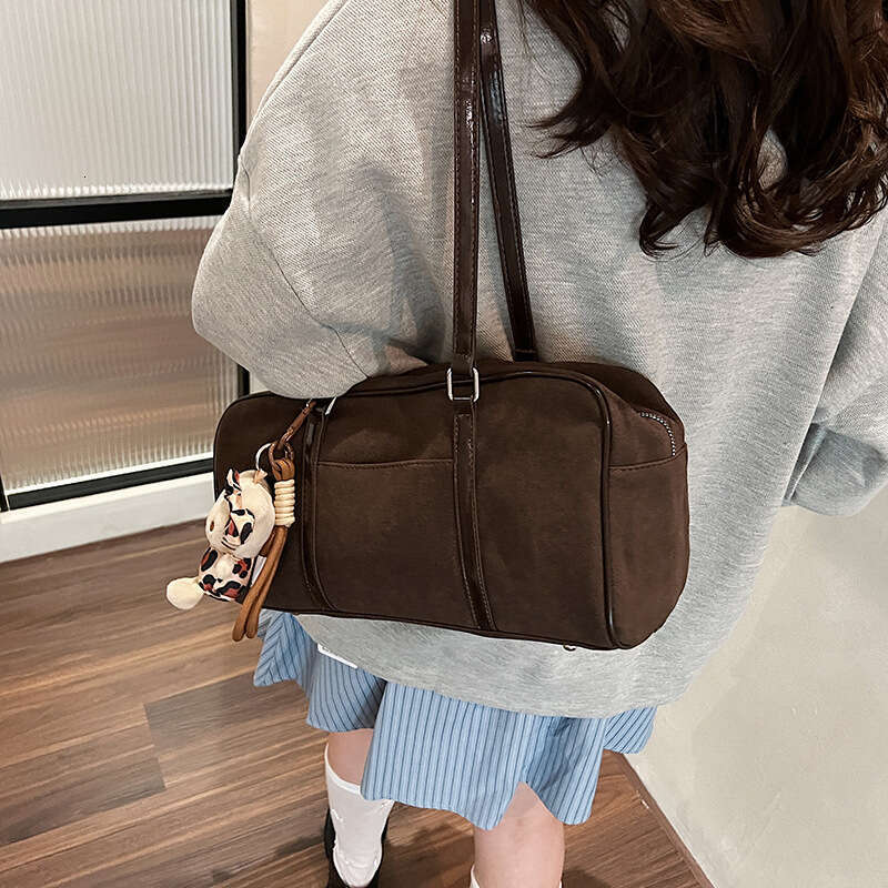 Korean style retro Boston bag for women, autumn large capacity commuting frosted single shoulder armpit bag, 2025 new style, unique and elegant temper