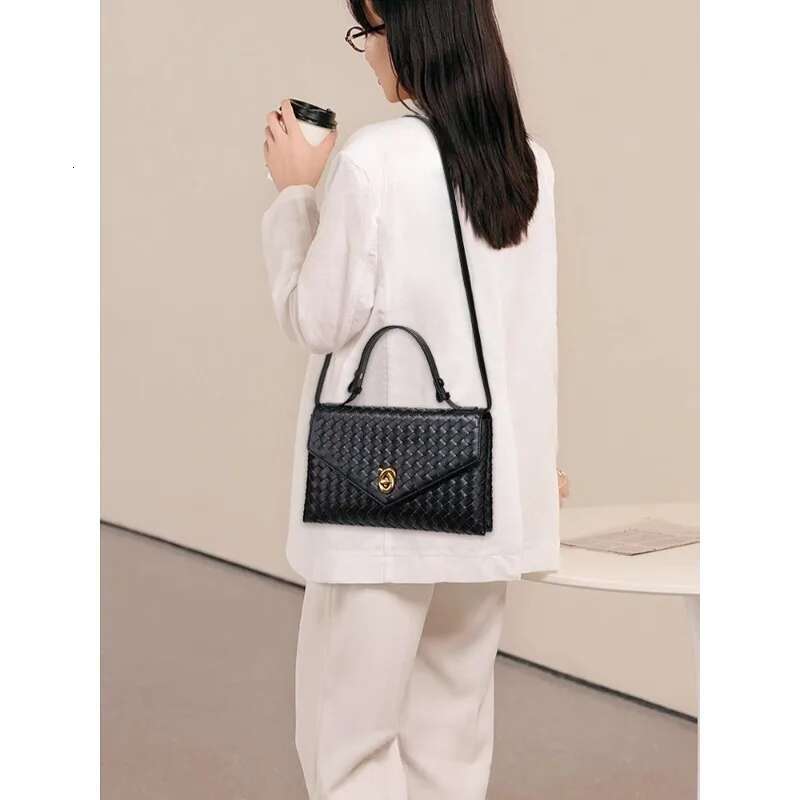 Factory Price 2025 Handwoven Women Fashion Bacchus Dinner Clutch High-End Lightweight Shoulder Evening Bags