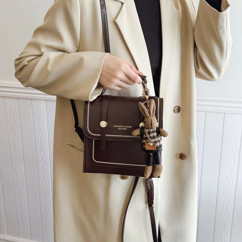 2025 New British Style Bag Versatile Women's Handheld Korean Edition Retro Outward Travel Backpack