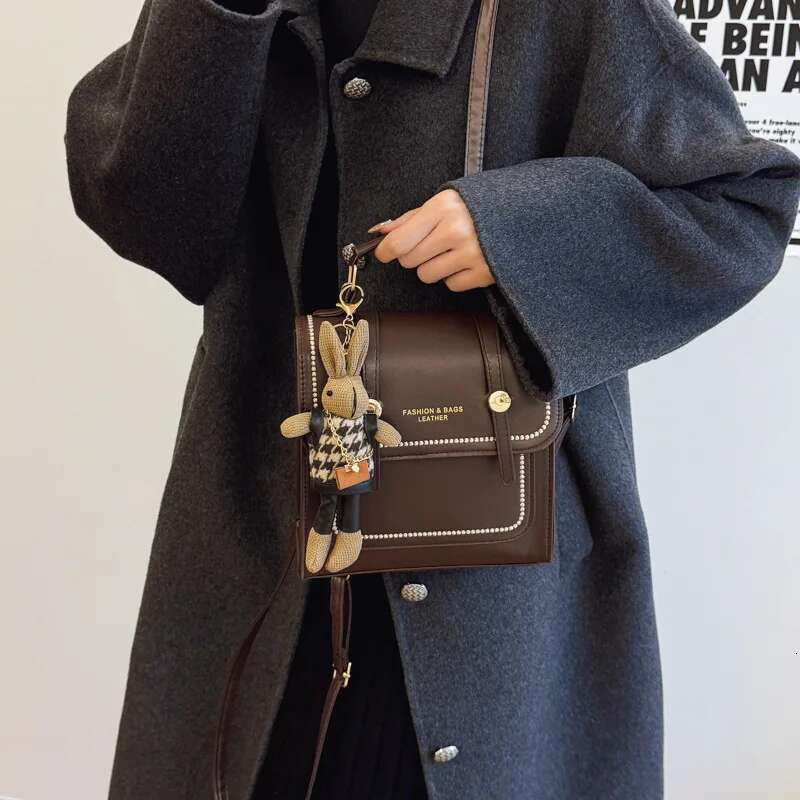 2025 New British Style Bag Versatile Women's Handheld Korean Edition Retro Outward Travel Backpack