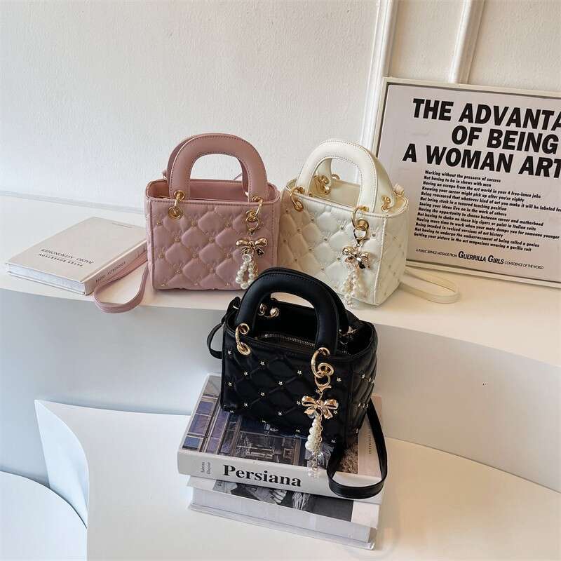Spring and Summer Concubine Bag for Women with High Quality, Dia Grid Embroidery Thread Pearl Handheld Bucket Single Shoulder Crossbody Bag, 2025 New 