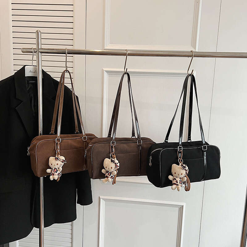 Korean style retro Boston bag for women, autumn large capacity commuting frosted single shoulder armpit bag, 2025 new style, unique and elegant temper