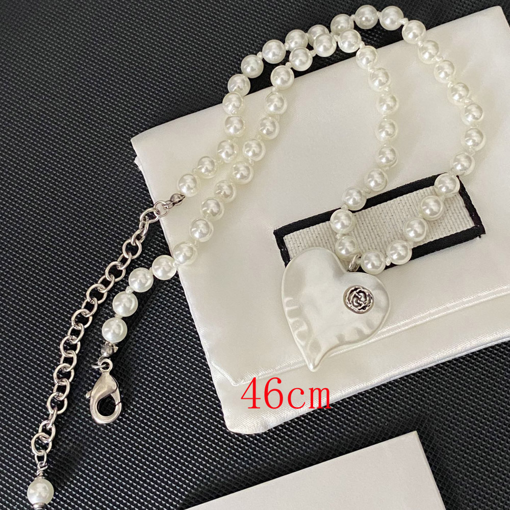 Glamorous Choker Necklace Crystal Flower Charms Timeless Jewelry for Women Sophisticated Layered Pearl Necklace for Evening Events High-quality Necklaces