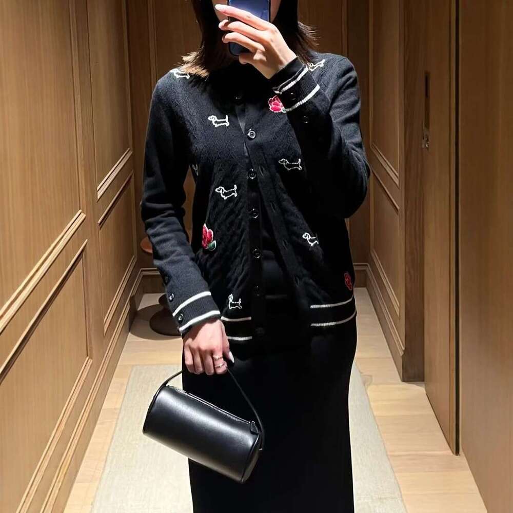 Niche 90's cylinder, minimalist mini handheld pencil case, correct version, square shoulder armpit bag