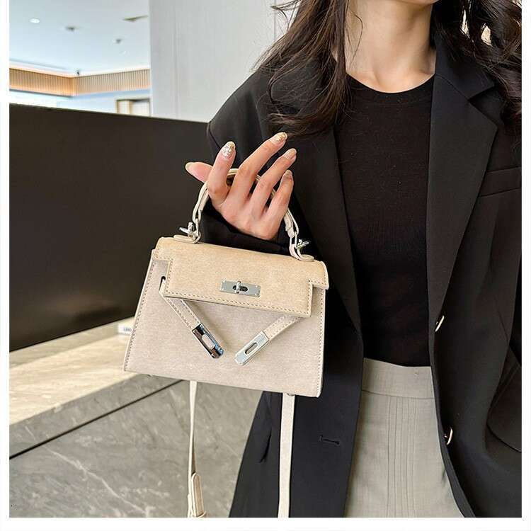 Spring/Summer Handheld Kelly Women's Retro High End Single Shoulder Western Square Crossbody Bag, 2025 New Casual Fashion Trendy Clothing