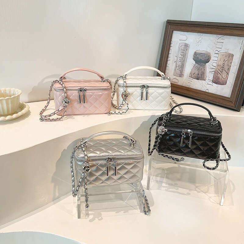 High end dia grid hand-held chain bag spring summer 2025, and simple small square single shoulder crossbody bag, versatile temperament, new trend ins 