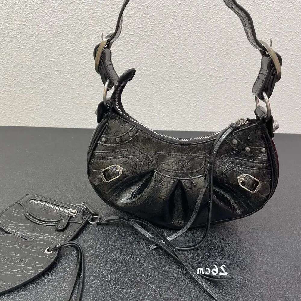 Le Cagole Shoulder Bag Hobo Motorcycle Design Designer Pleated Crescent Saddle Crossbody Messenger Mirror Coin Purse Handbag Evening Bags Women