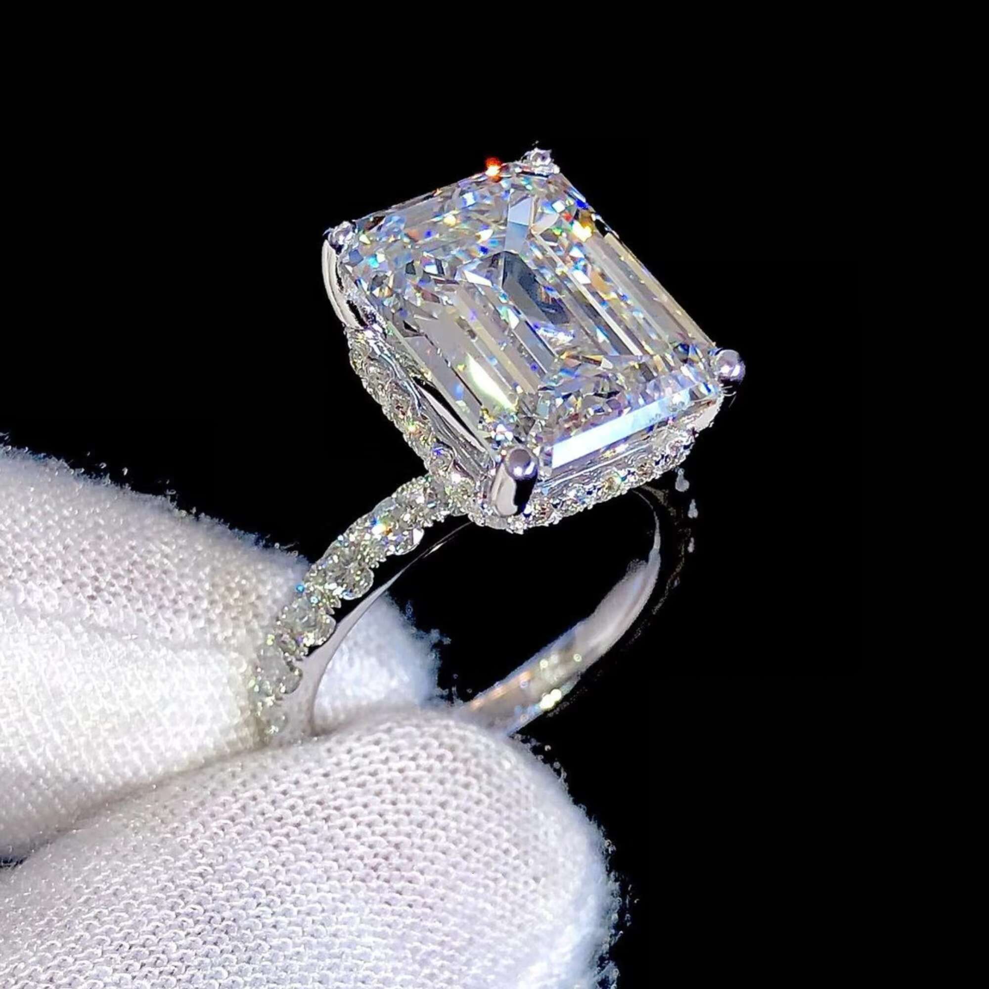 High Quality 325ct LabGrown Emerald Cut Diamond Ring 14K White Gold Engagement Wedding Jewelry Round Cut Band