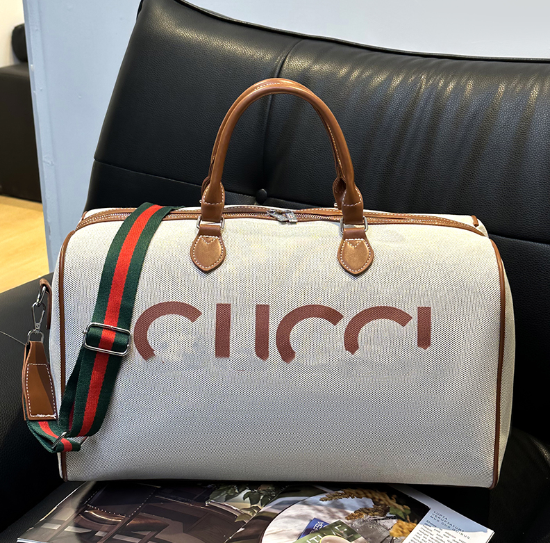 free shipping 2025 Luxury Designer Duffle Bag for Gym Travel Sport Duffel Bags with Lock Large Capacity Weekender Storage Solution