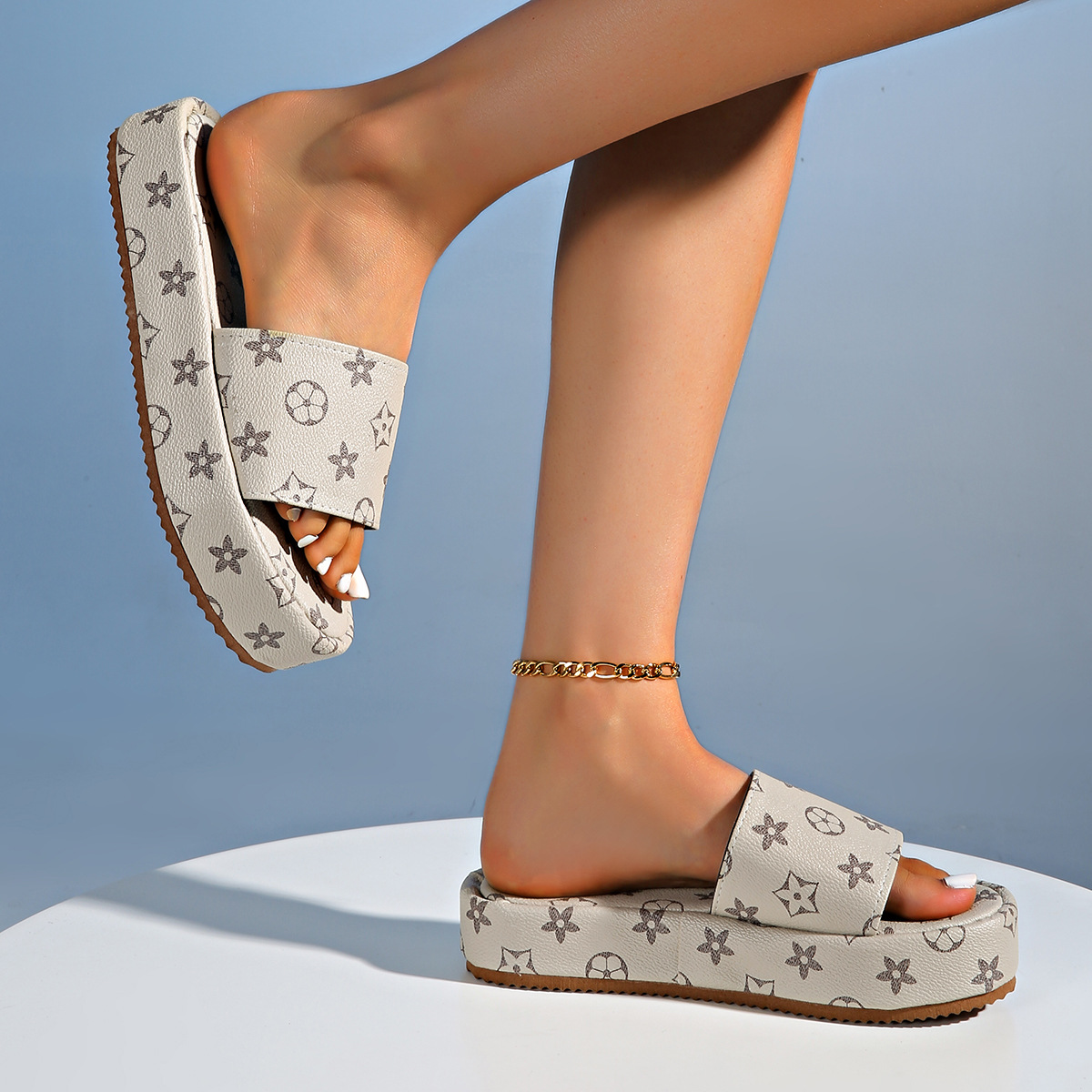 free Shipping Slippers Designer Thick bottomed mop face One character sponge cake Women wearing women's clothing outside sandals 2025