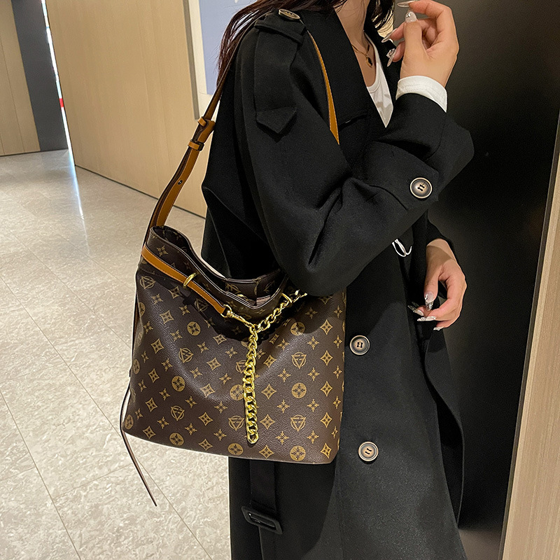 A new fashionable single-shoulder crossbody bucket bag for women in autumn and winter with a large capacity reading pattern 2025
