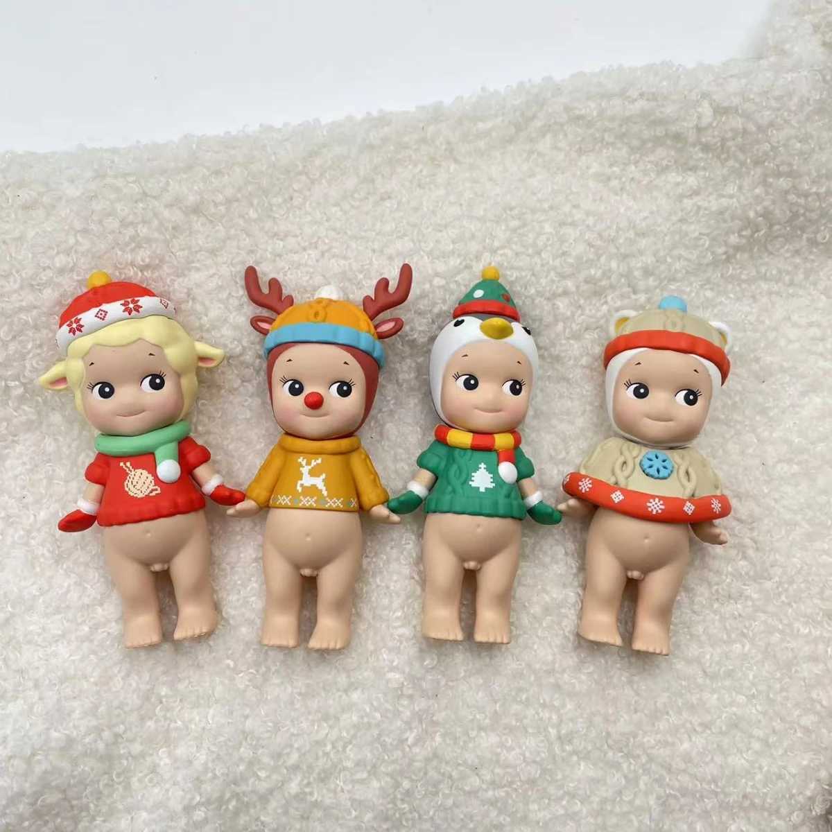 Mini characters are sold as a mystery box toy to girls as a set of blind boxes without boxes or bags Z250504