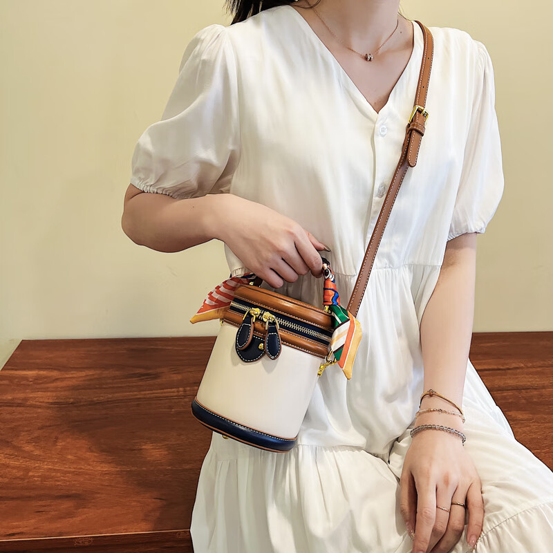 New hot selling niche designer designed cylindrical bag, retro and fashionable hand-held crossbody bucket bag, women's free shipping