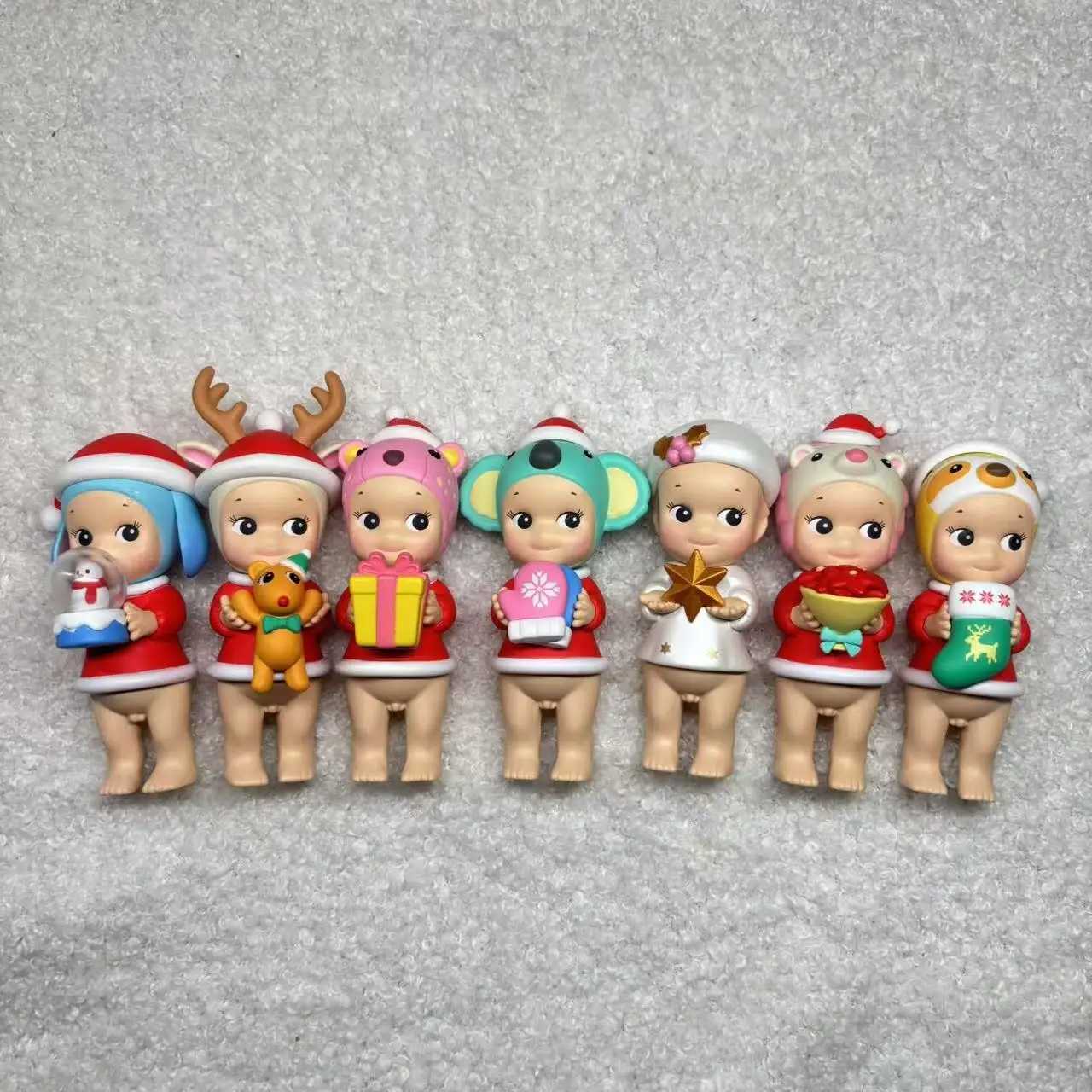 Mini characters are sold as a mystery box toy to girls as a set of blind boxes without boxes or bags Z250504
