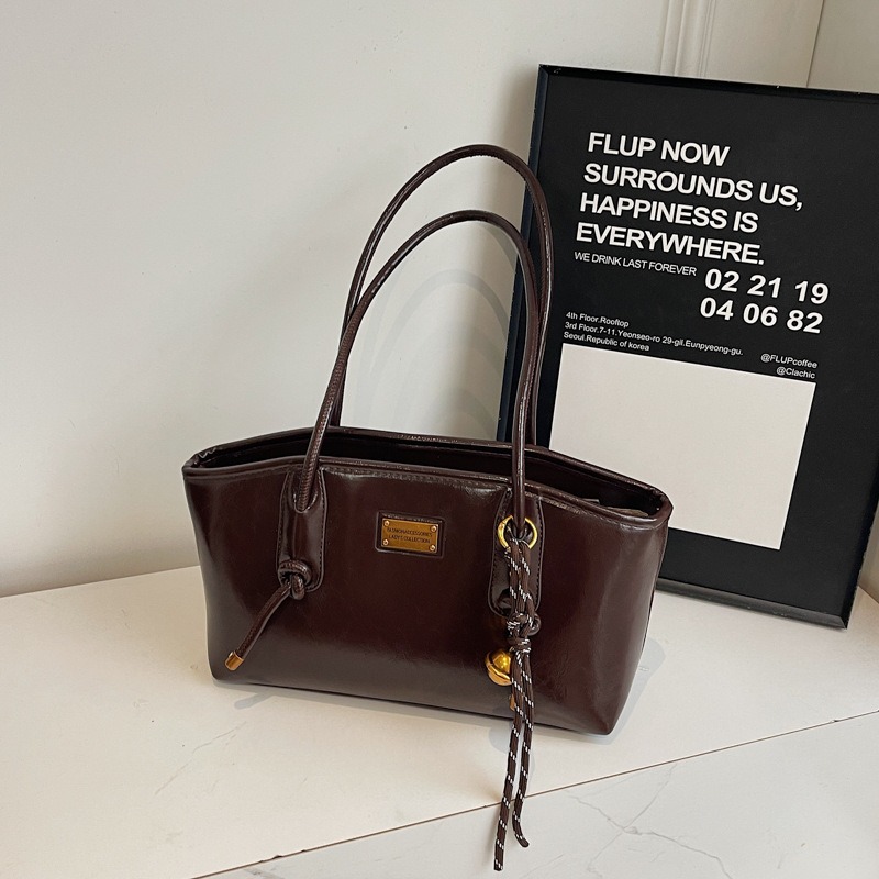 Versatile Large-Capacity Womans Shoulder & Tote Bag for Daily Use