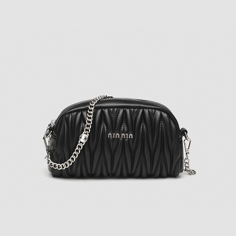 The 2025 best-selling new niche design silver pleated chain semi-round bag is a versatile and simple single-shoulder crossbody small square bag for co