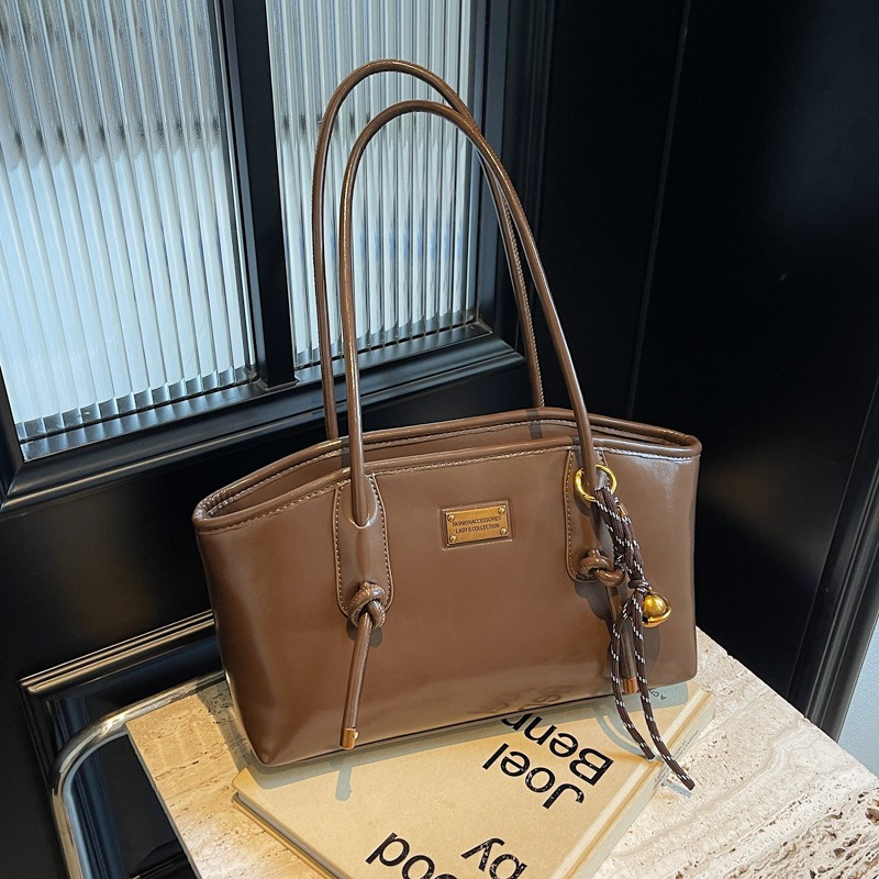 Versatile Large-Capacity Womans Shoulder & Tote Bag for Daily Use