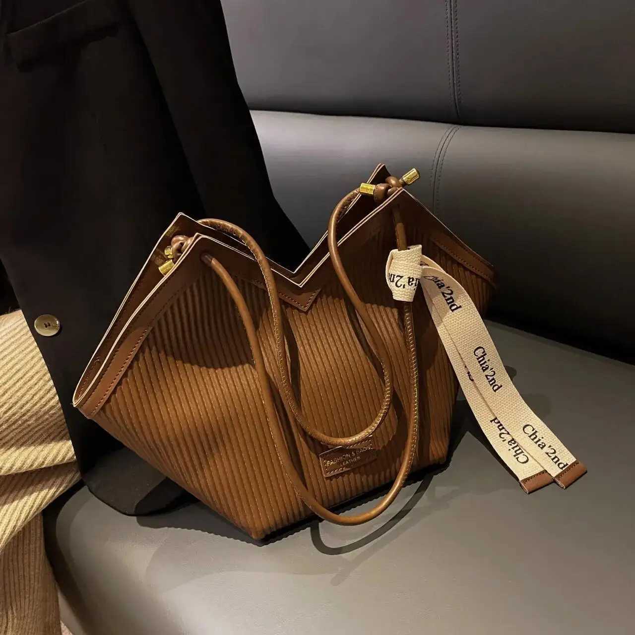 2025 New Vertical Pattern Womens Bag French Casual Bag Korean Commuter Fashion Shoulder Bag Large HeartW250926