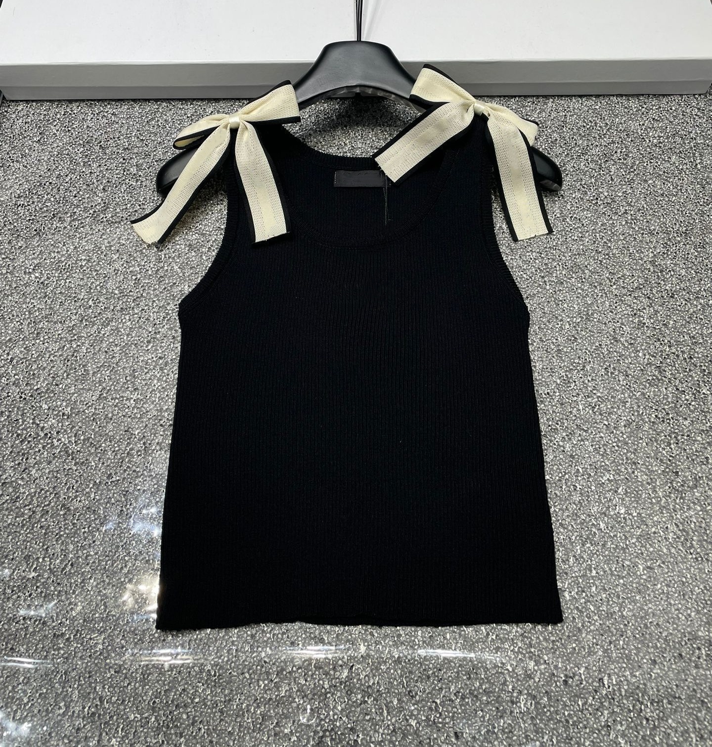 Designers Womens Tank Tops Letter T-shirt Sleeveless Base Shirt Black White Strap knit vest Ladies Shorts Clothes Classic Elastic Slim Tops Cropped