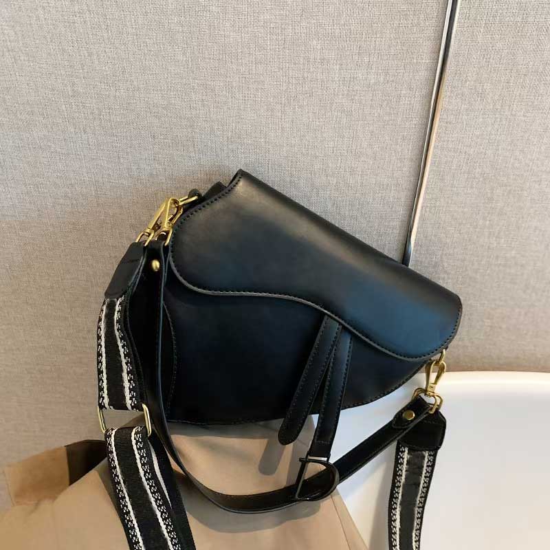 The new women's shoulder tote bag from the most luxurious designer, with elegant underarm design, showing noble temperament