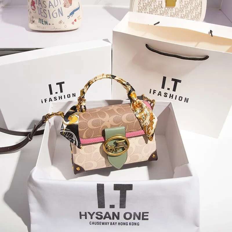 Trend Square for Women 2024 New Fashionable Rose Red Handheld Small Premium Single Shoulder Crossbody Bag