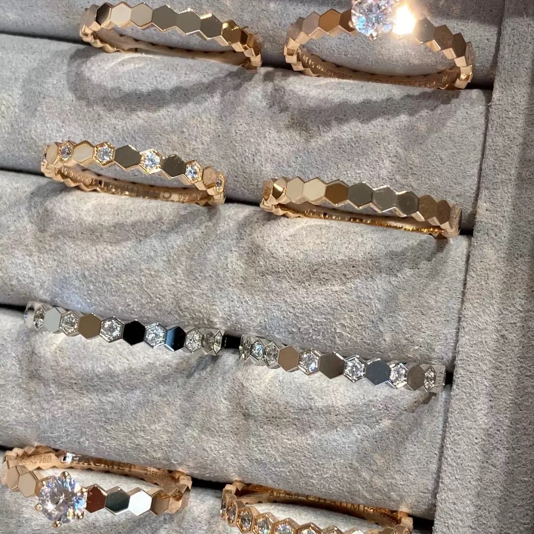 The ideal gift for both men and women is the CVD Dia Sier jewelry gold-plated eternal ring