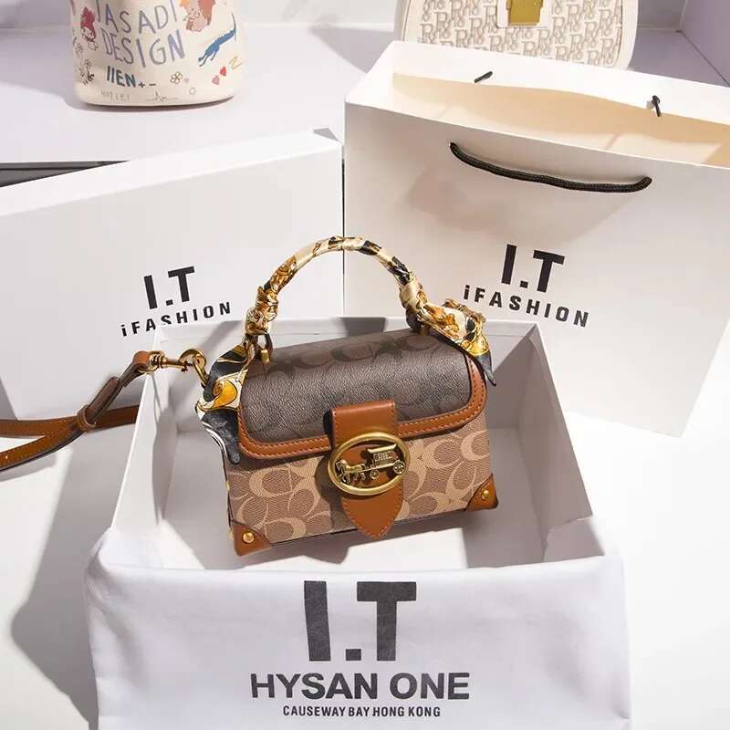 Trend Square for Women 2024 New Fashionable Rose Red Handheld Small Premium Single Shoulder Crossbody Bag