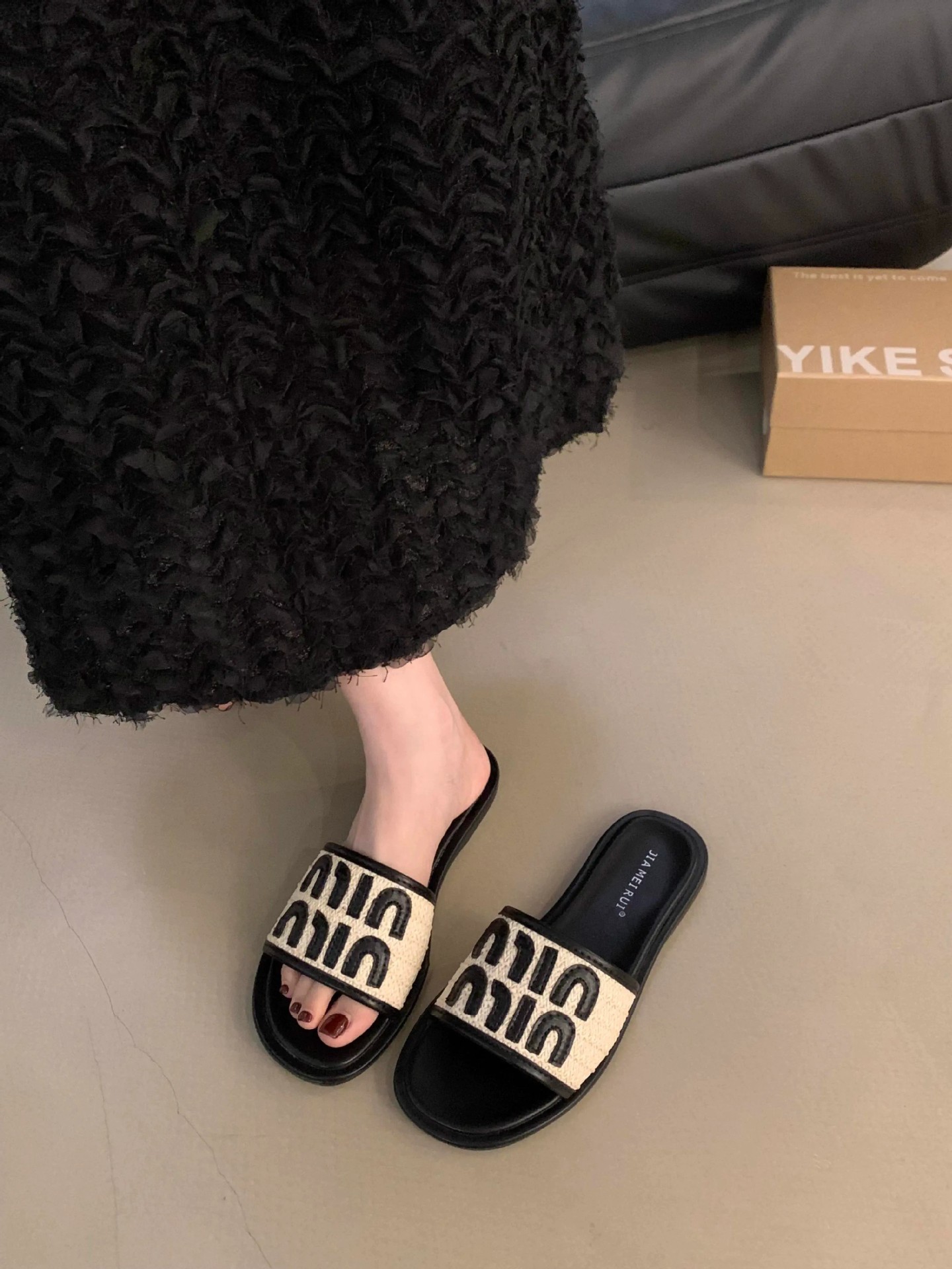 2025 Women's outdoor flat slip - on sandals in the elegant Chanel - style for summer suitable for wearing to the beach pairing with dresses one -