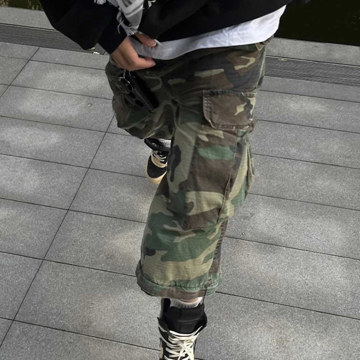 Knee detachable wide leg patch work camouflage cargo pants suitable for men and women straight contrast color pocket cover oversized size Z250505