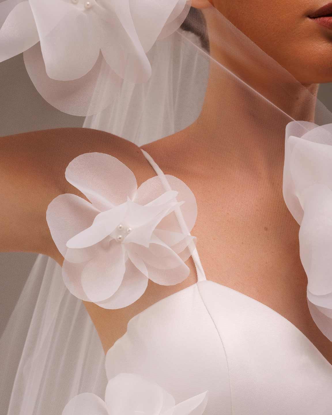 Elegant Tulle Wedding Veils Chapel Veils Headdress Women White Ivory One-Layer Bridal Veil Exquisite Length Wedding Accessories Customized V3000