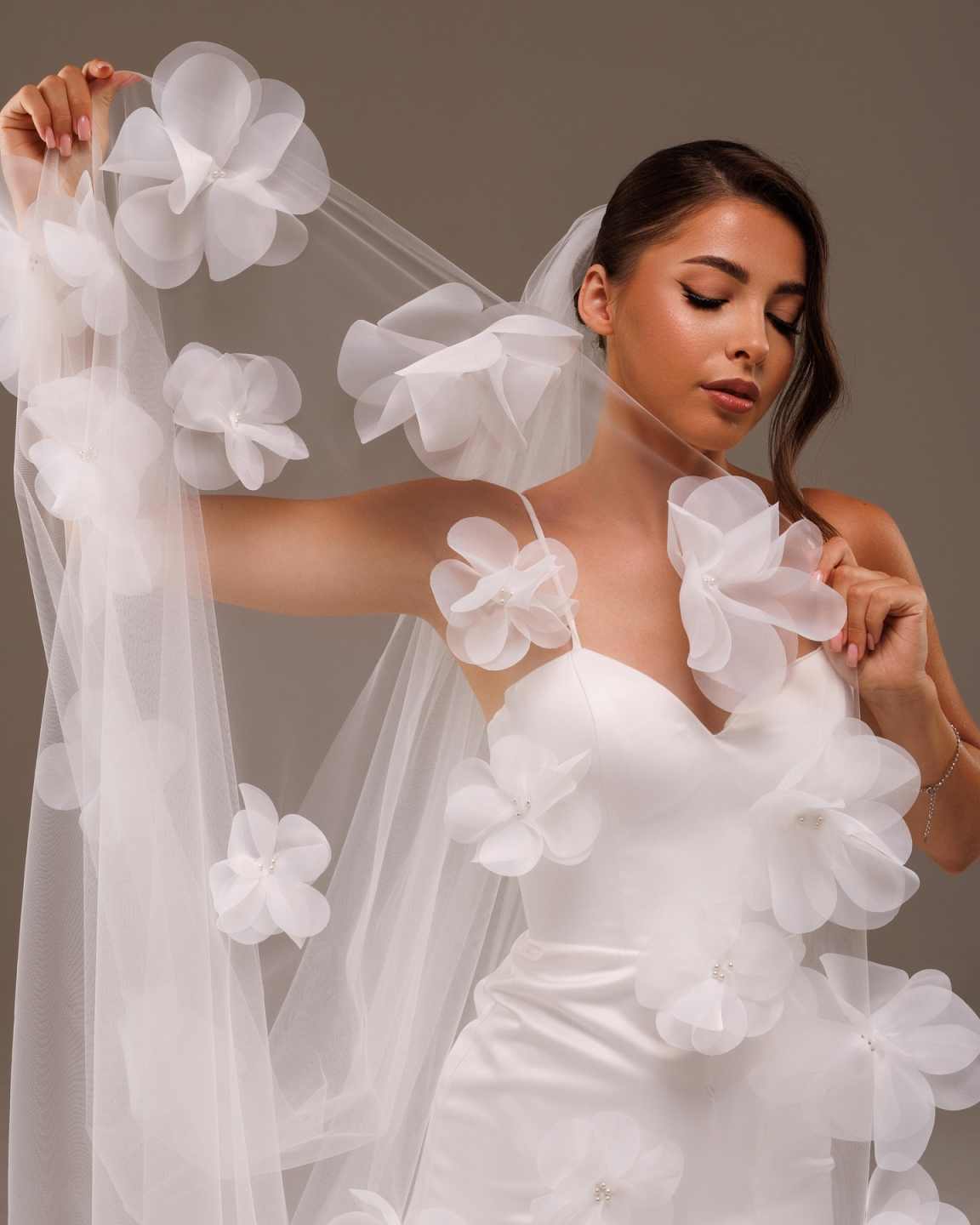 Elegant Tulle Wedding Veils Chapel Veils Headdress Women White Ivory One-Layer Bridal Veil Exquisite Length Wedding Accessories Customized V3000