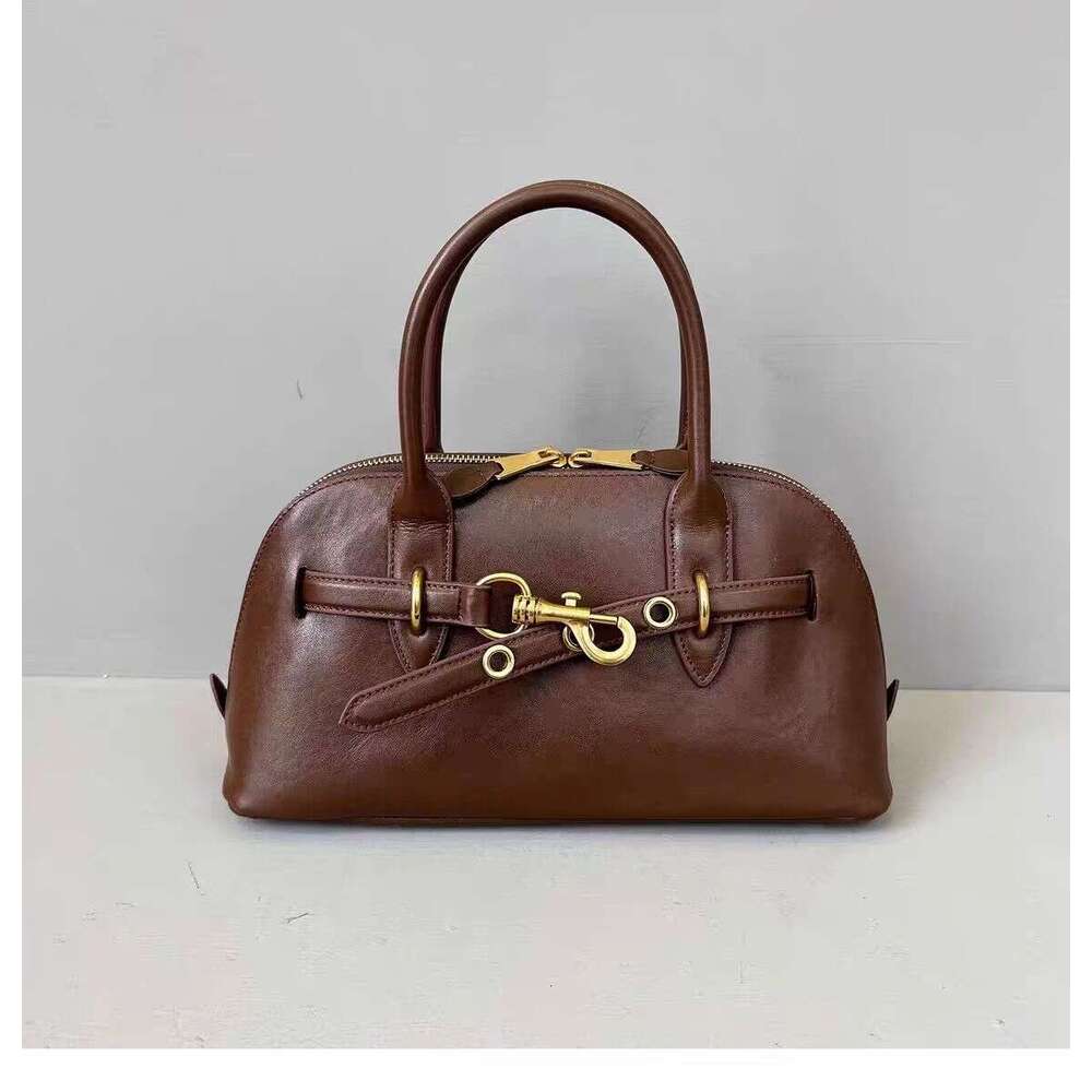 Miao Family's Autumn and Winter New Aventure Shell Baotou Layer Leather Handbag, High end Document Bag Trend