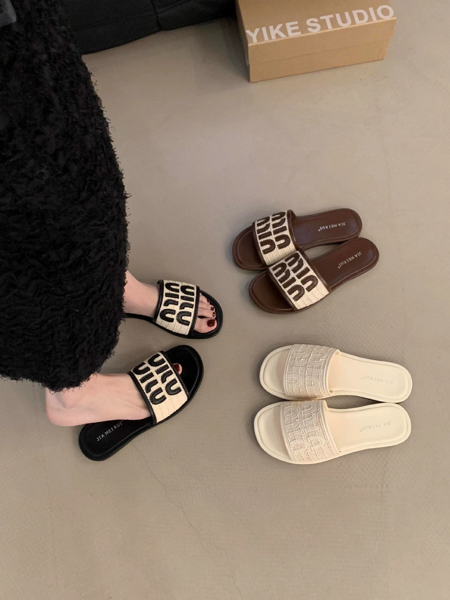 2025 Women's outdoor flat slip - on sandals in the elegant Chanel - style for summer suitable for wearing to the beach pairing with dresses one -