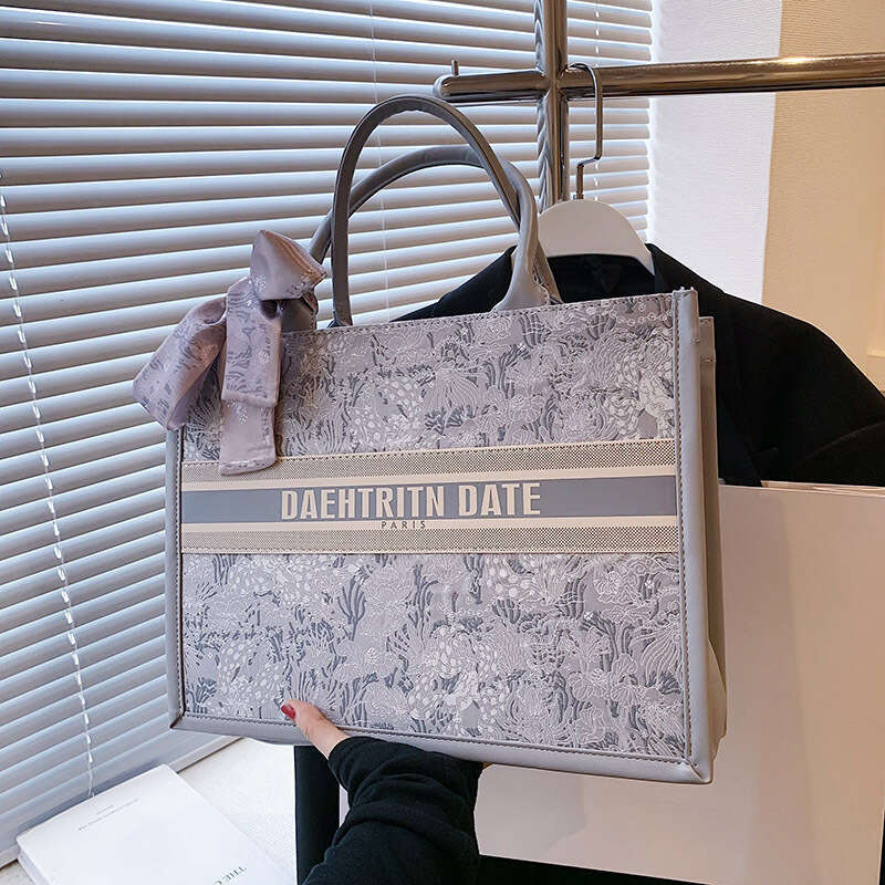 Large capacity embroidered tote for women, high-end texture, niche commuting handbag, single shoulder crossbody bag, leisure bag