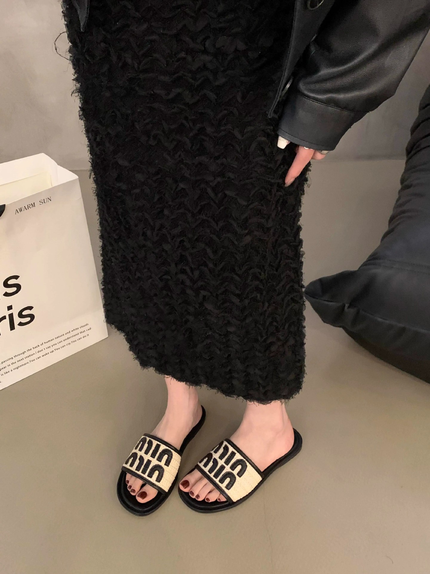 2025 Women's outdoor flat slip - on sandals in the elegant Chanel - style for summer suitable for wearing to the beach pairing with dresses one -