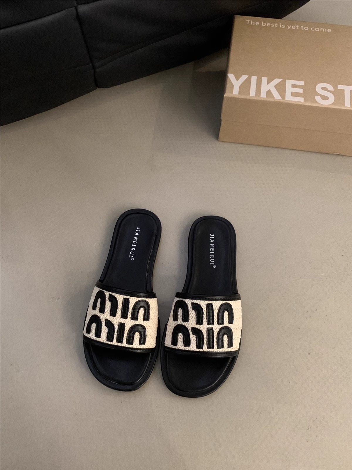 2025 Women's outdoor flat slip - on sandals in the elegant Chanel - style for summer suitable for wearing to the beach pairing with dresses one -