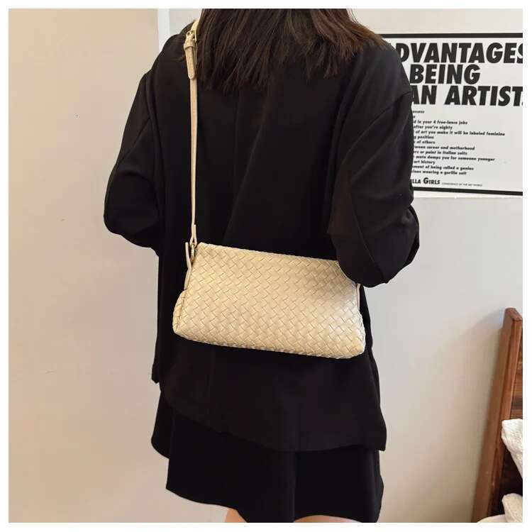 2025 Women's Retro Messenger Anti-Theft Lightweight Crossbody Bag for Travel, Commuter & Daily Use Waterproof Shoulder Purse