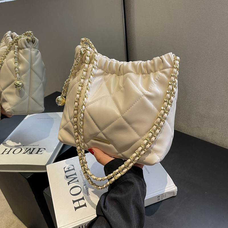 Hot-selling new Korean-style fashionable underarm bags, women's diamond-shaped chain bags, high-quality single-shoulder bucket bags free shipping