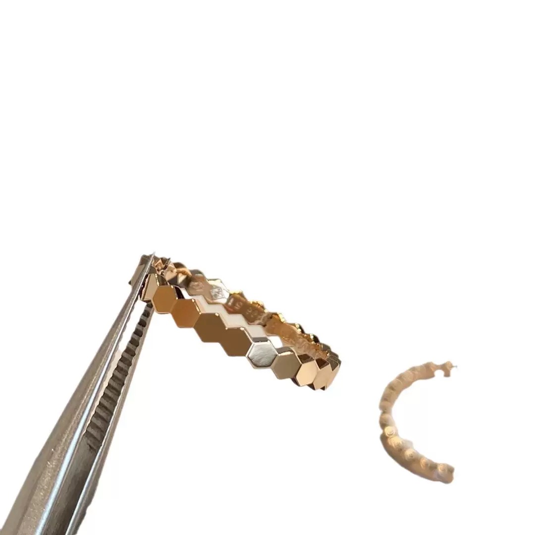 The ideal gift for both men and women is the CVD Dia Sier jewelry gold-plated eternal ring