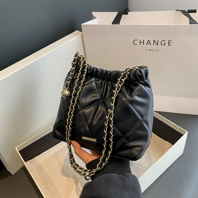 Hot-selling new Korean-style fashionable underarm bags, women's diamond-shaped chain bags, high-quality single-shoulder bucket bags free shipping