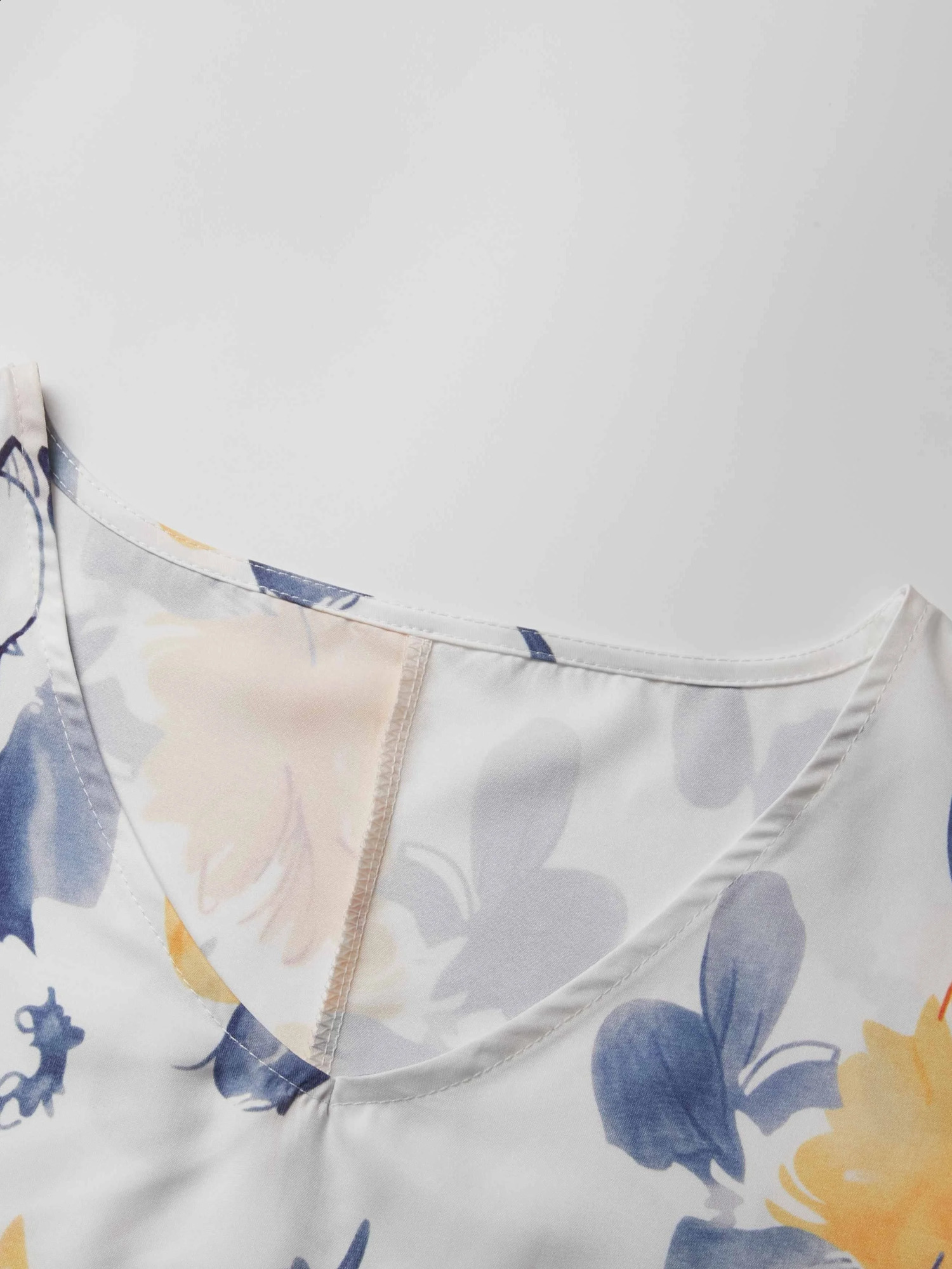 Large size womens sparkling sleeve print Vneck 54 sleeves top of the line shirt 250430Z