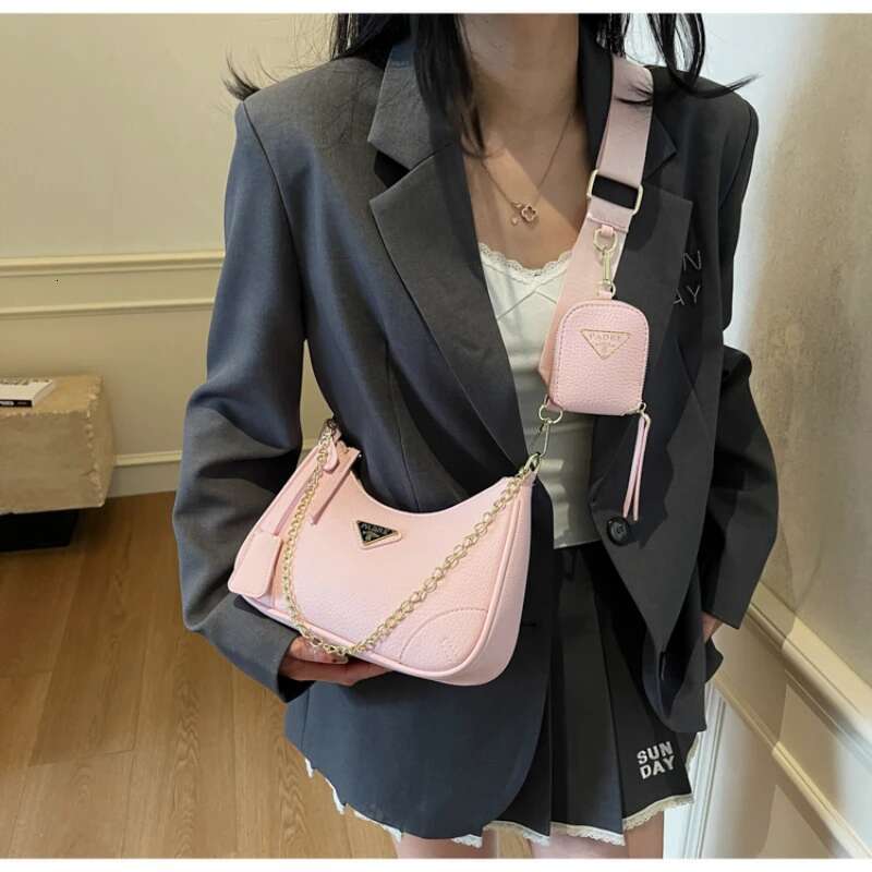 Minimalist Chic Messenger Bag - Vintage-Inspired Crossbody Clutch With Solid Color Leather, Elegant Parisian Designer Tote