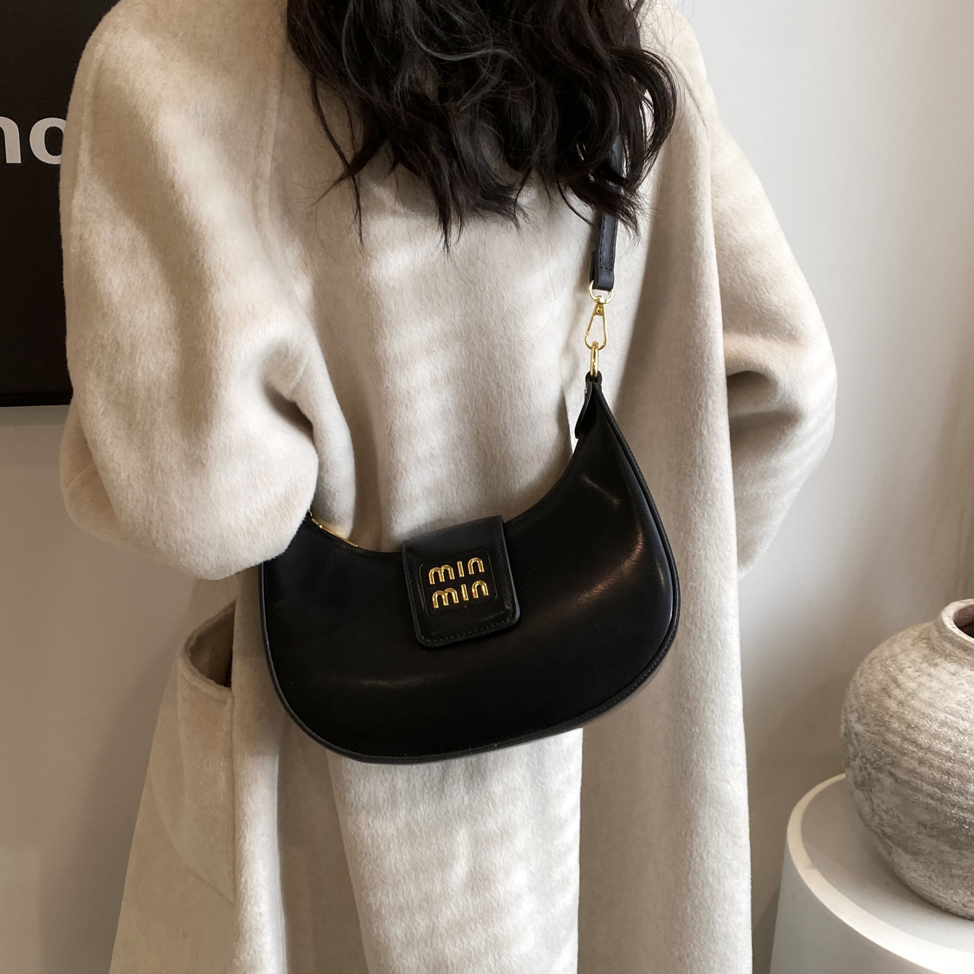 New fashionable and high-quality crescent-shaped retro small bag, women's commuting crossbody bag, single-shoulder underarm bag, free shipping