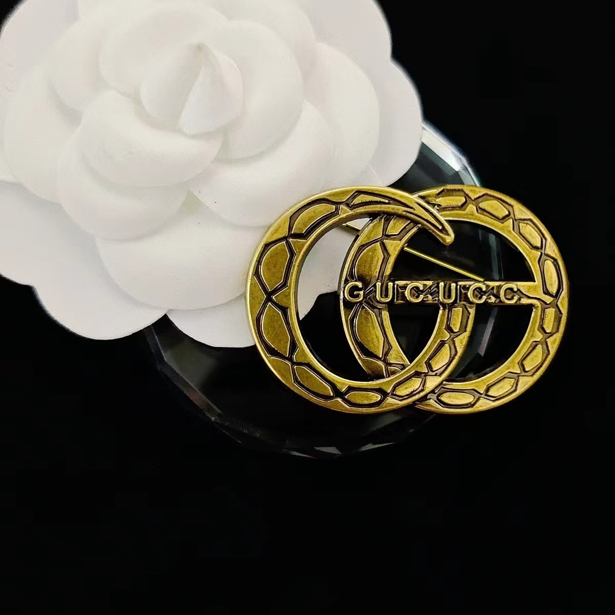 Fashion Luxury Brand Designer Brooch Letter Pins Brooches Women Pearl Rhinestone Cape Buckle Broches Suit Pin Party Gift