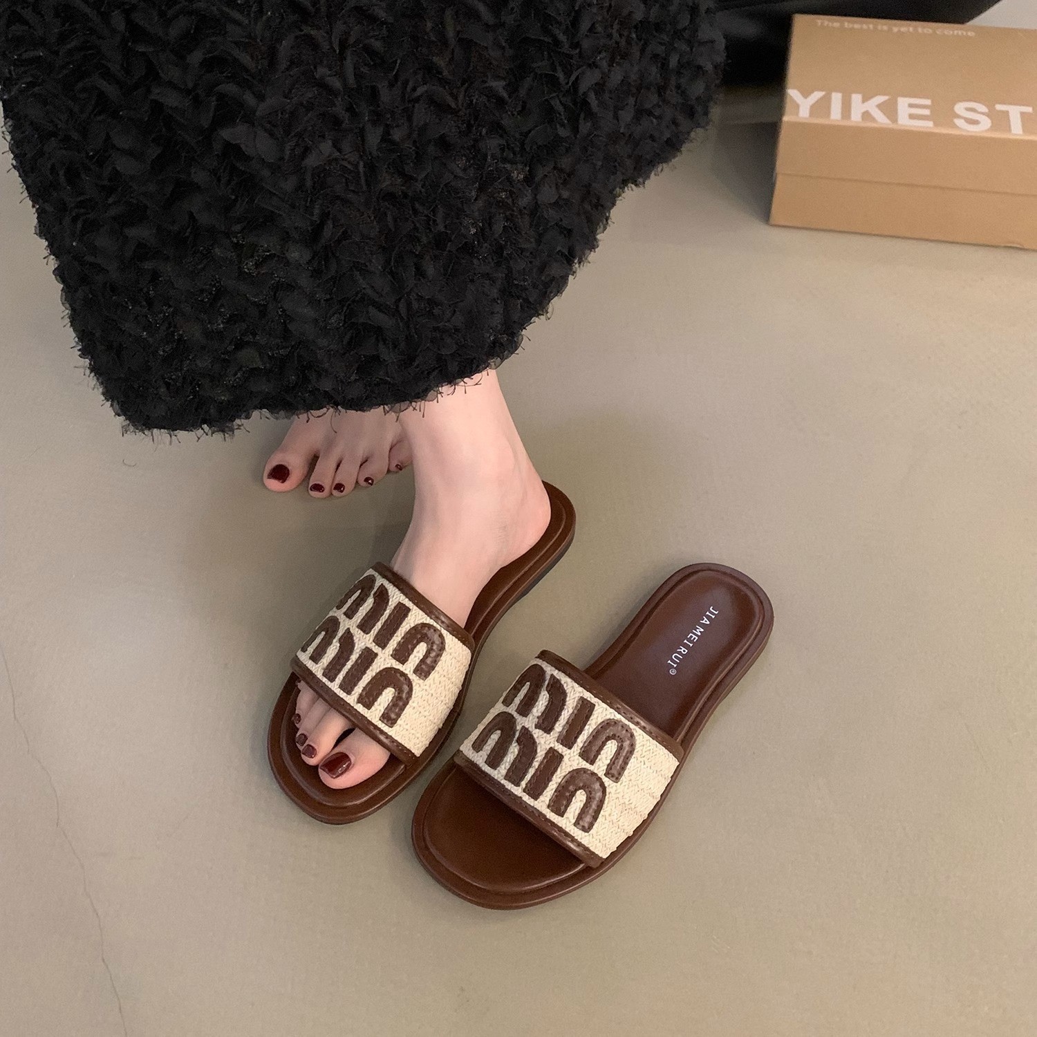 2025 Women's outdoor flat slip - on sandals in the elegant Chanel - style for summer suitable for wearing to the beach pairing with dresses one -
