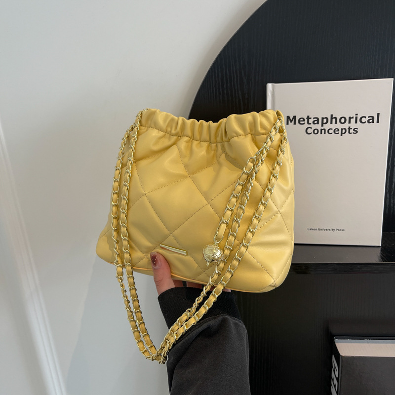 Hot-selling new Korean-style fashionable underarm bags, women's diamond-shaped chain bags, high-quality single-shoulder bucket bags free shipping